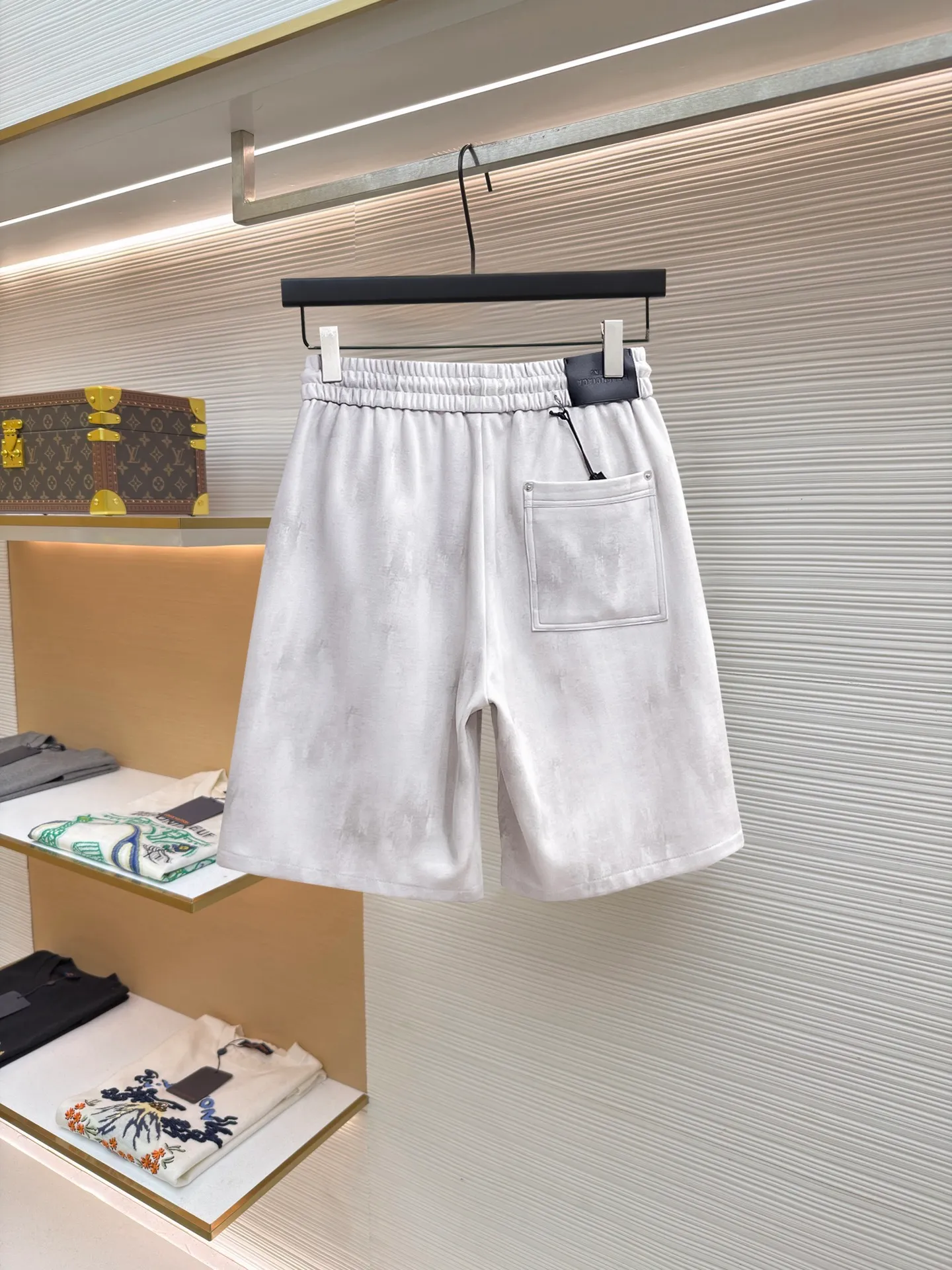 Balenciaga's three-standard complete 2026 summer New Arrival men's casual shorts, advanced custom-made Breathable fabric, Breathable fabric, extremely stretchy and comfortable, impeccable details, top-grade accessories, original logo design concept, delicate and soft feel! The upper body fit is awesome! Size: M-XXXL Please state your height and weight when ordering